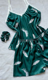 ست سه تیکه تاپ و شلوارک و کش مو ساتن طرح پر قو